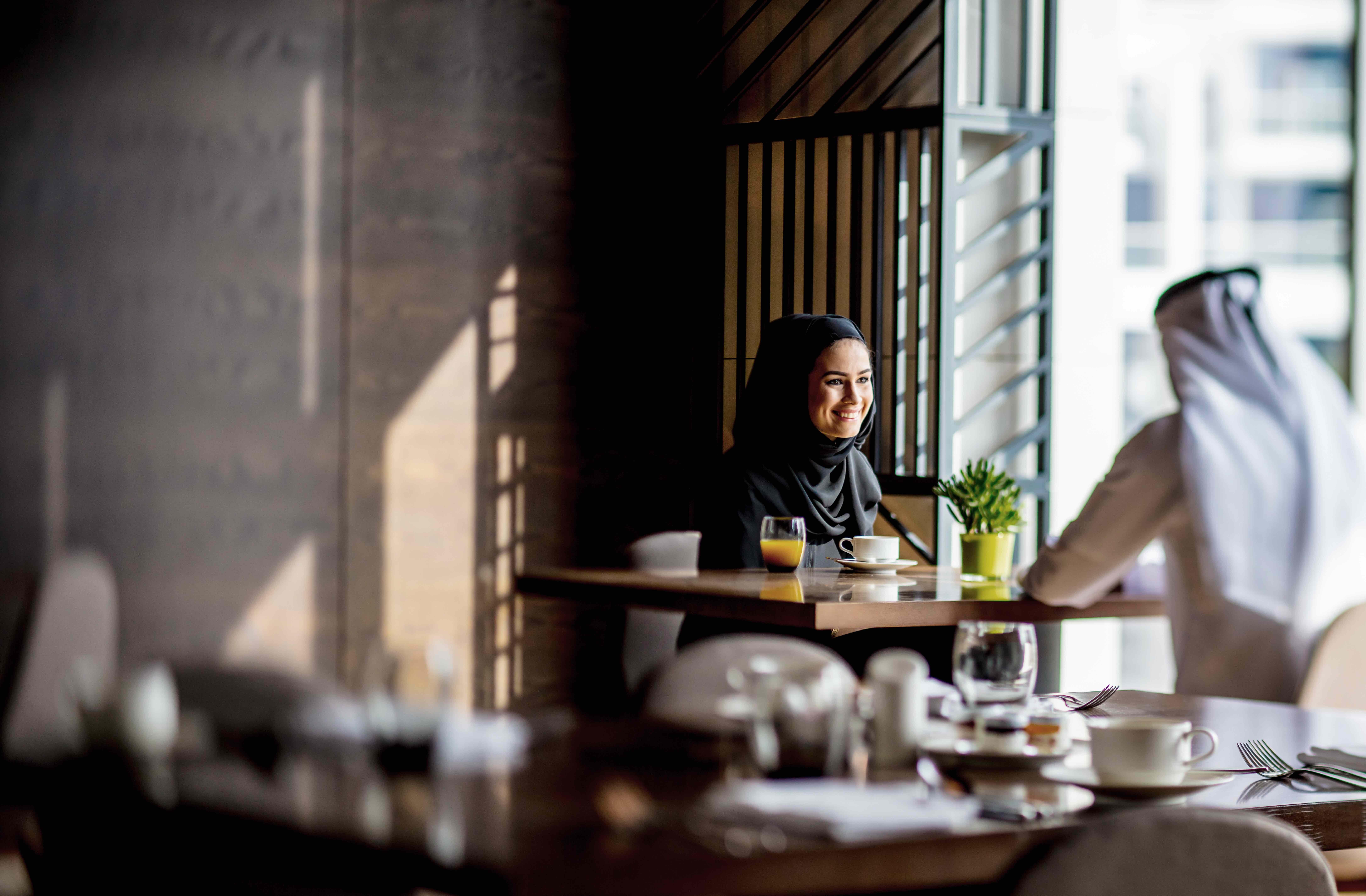Intercontinental Dubai Marina By Ihg Hotel Luaran gambar A woman in Dubai wearing an abaya
