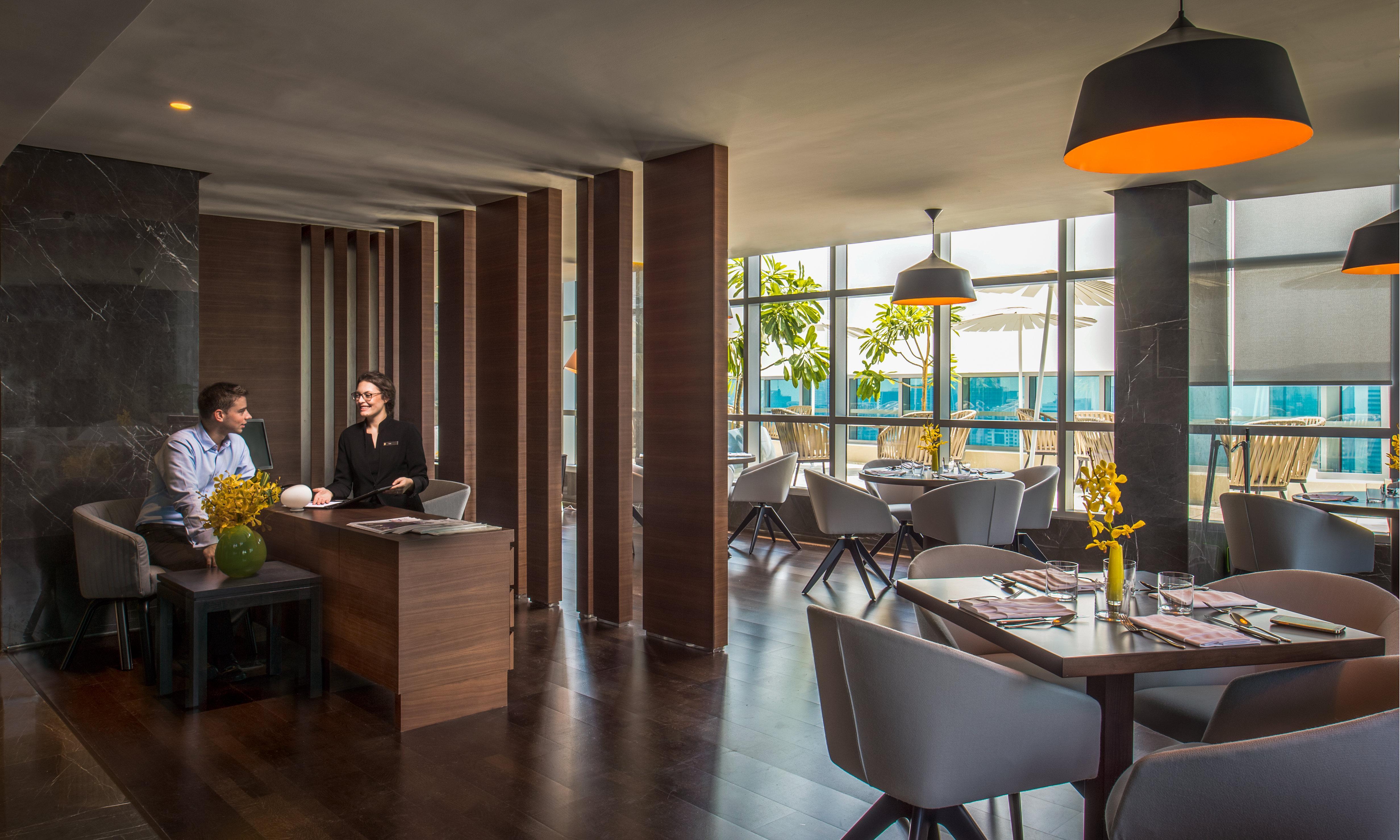 Intercontinental Dubai Marina By Ihg Hotel Luaran gambar The lounge at the airport