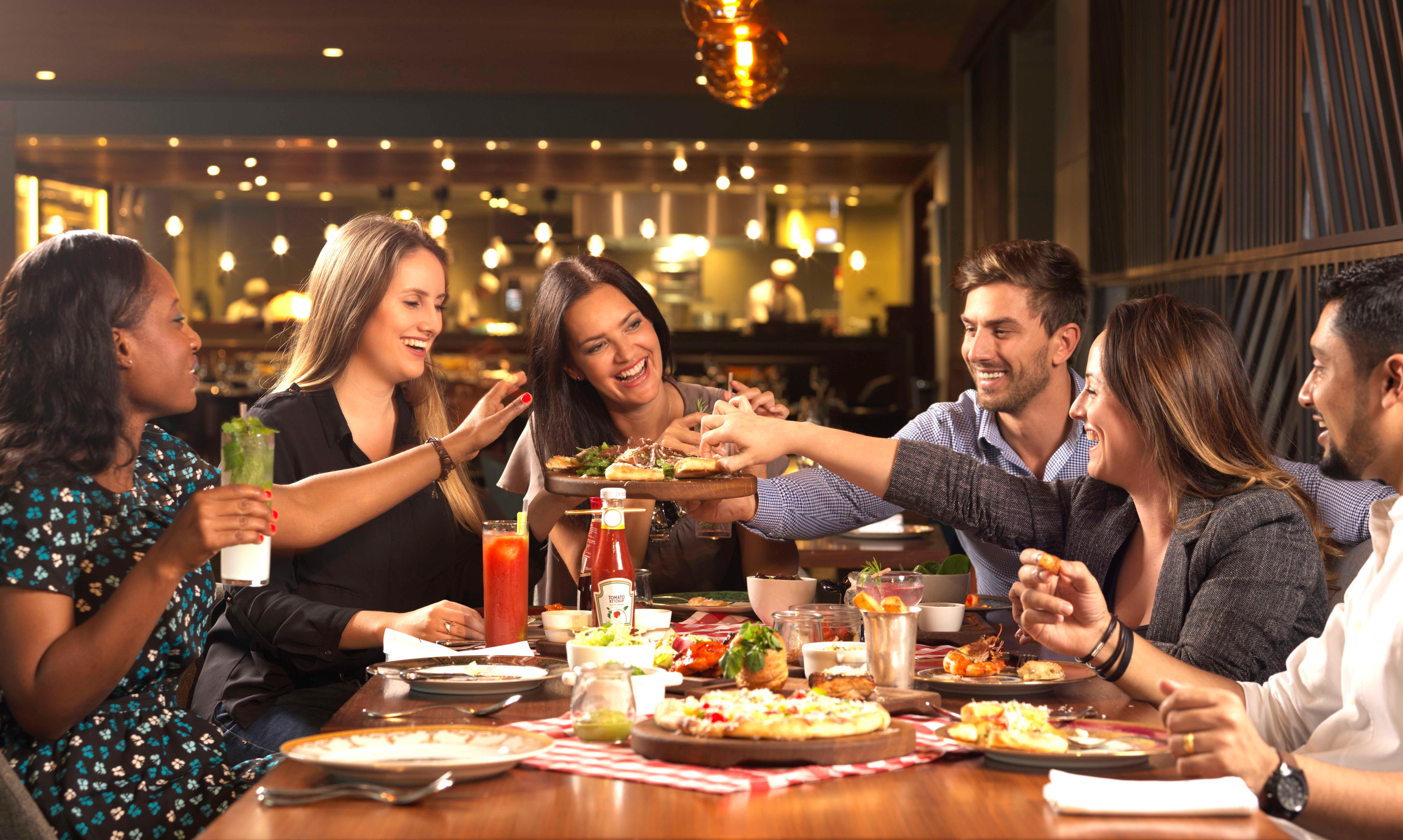 Intercontinental Dubai Marina By Ihg Hotel Luaran gambar A group of friends dining at a restaurant